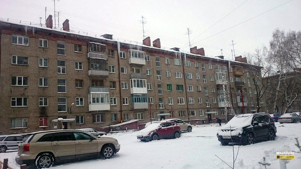 Сосулька в четыре этажа выросла на доме в Новосибирске